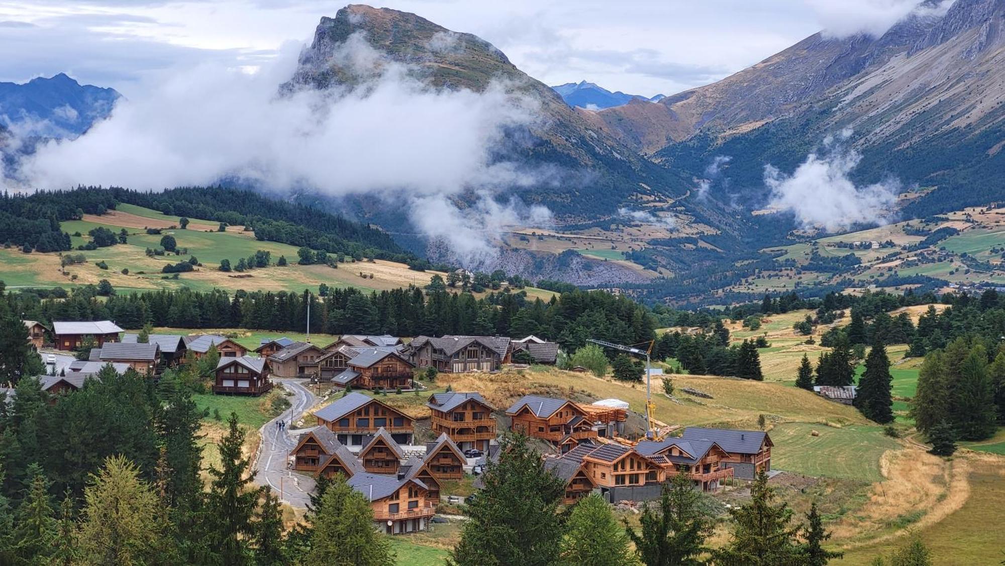 Appartement 4 A 6 Personnes - Chalets D'Aurouze - La Joue Du Loup เลอเดโวลุย ภายนอก รูปภาพ